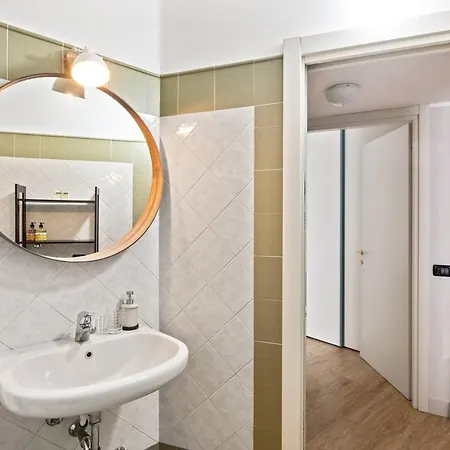 Guesthost - Navigli & Porta Genova M2 Cozy Daire